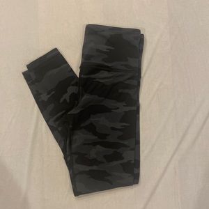 Women’s XS Athleta leggings dark camo print- gently worn